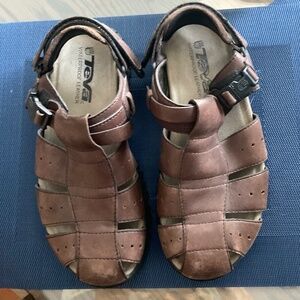 MEN’S BROWN LEATHER, WATERPROOF TEVA SANDALS.  SIZE 10.  Good Condition.